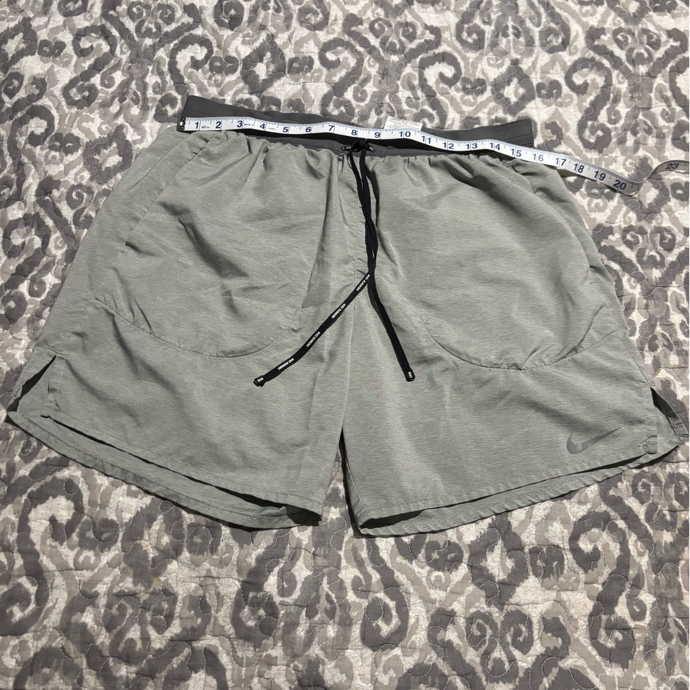Nike Men’s DriFit Gray Running Shorts Size Large